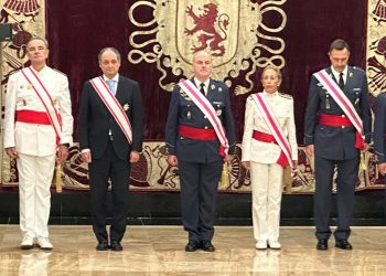 Enrique Maurer (cuarto por la izquierda) recibe la distinción en el Cuartel General del Estado Mayor del Ejército del Aire y del Espacio.
