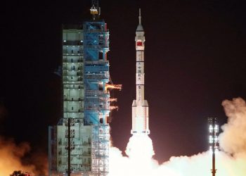 La nave Shenzhou-19 con tres astronautas a bordo llegó a la estación espacial china Tangong