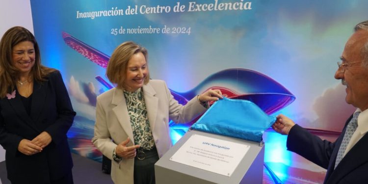 De izquierda a derecha, la concejal Nuria Castro, la secretaria de Estado Amparo Valcarce y el presidente ejecutivo de Grupo Oesía, Luis Furnells