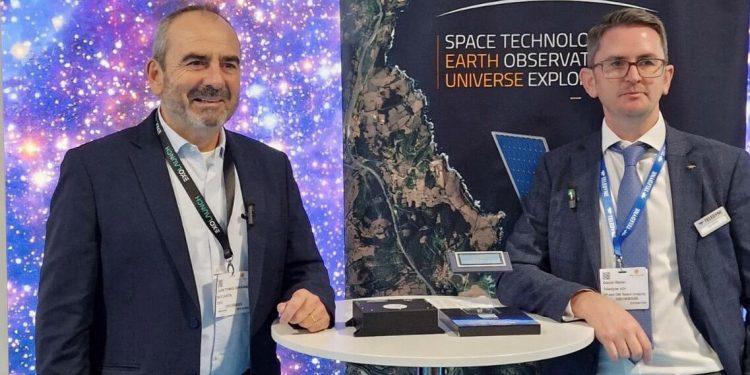De izquierda a derecha, Juan Tomás Hernani (CEO de SATLANTIS) y Daniel Waller, VP&GM de Teledyne Space Imaging, anunciando su asociación el 20 11 2024 en Space Tech Expo Bremen
