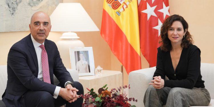 Díaz Ayuso recibió en la Real Casa de Correos al presidente de Airbus España