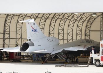 El avión supersónico X-59 de la Nasa encendió su motor por primera vez camino al despegue