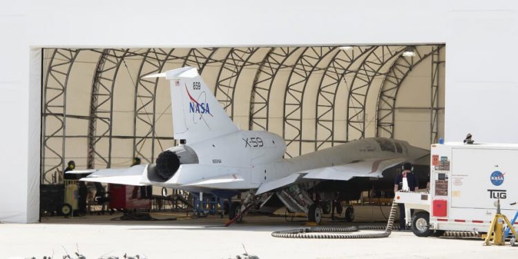 El avión supersónico X-59 de la Nasa encendió su motor por primera vez camino al despegue