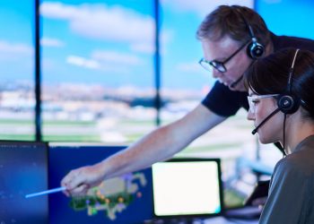Indra amplía su liderazgo en tráfico aéreo con la compra de Micro Nav y Global ATS