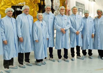 La secretaria de Estado de Defensa asistió en Toulouse al ensamblaje final del satélite SpainSat NG I