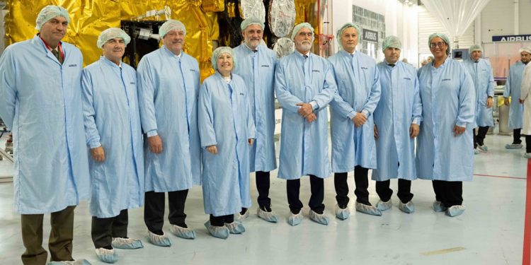La secretaria de Estado de Defensa asistió en Toulouse al ensamblaje final del satélite SpainSat NG I