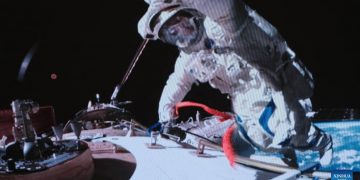 Astronautas chinos completaron sus actividades extravehiculares fuera de su estación orbital