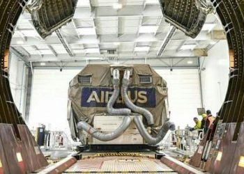 El satélite Thuraya 4 de Space42, construido por Airbus, llegó a Florida para su próximo lanzamiento