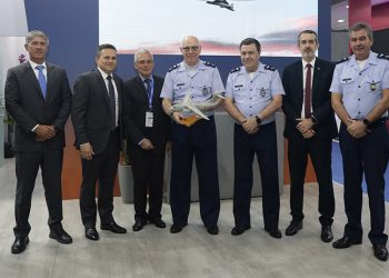 Embraer y la FAB firman acuerdo para ampliar capacidades de misiones especiales del C-390 Millennium