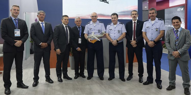Embraer y la FAB firman acuerdo para ampliar capacidades de misiones especiales del C-390 Millennium