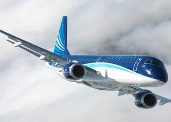 Un avión Embraer E190 de la compañía Azerbaijan Airlines