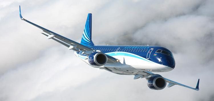 Un avión Embraer E190 de la compañía Azerbaijan Airlines