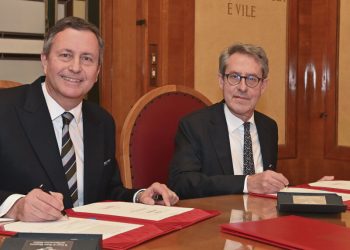 Simon Ellard, director general de NETMA (izquierda), y Giancarlo Mezzanatto, CEO de Eurofighter (derecha), firman el contrato italiano para el Eurofighter Typhoon.