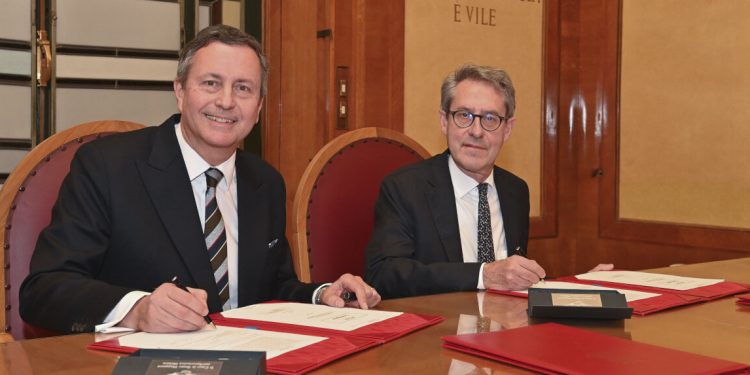 Simon Ellard, director general de NETMA (izquierda), y Giancarlo Mezzanatto, CEO de Eurofighter (derecha), firman el contrato italiano para el Eurofighter Typhoon.