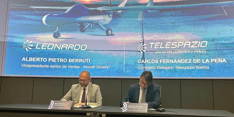 Alberto Pietro Berruti (izquierda), vicepresidente senior de Ventas de Leonardo Aircraft Division; y Carlos Fernández de la Peña (derecha), consejero delegado de Telespazio Ibérica.
