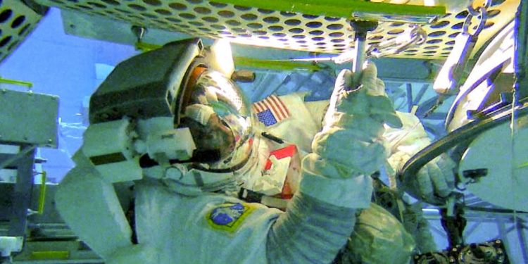 En su nueva salida espacial los astronautas examinarán el exterior de la ISS en busca de vida microbiana