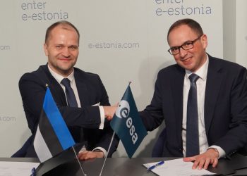 Laurent Jaffart, director de conectividad y comunicaciones seguras de la ESA, y Silver Lodi, miembro del consejo de administración de Spaceit.