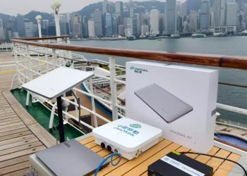 Un conjunto de terminales receptores de China Mobile Hong Kong colocados en la cubierta del barco se conectan con los satélites Spacesail durante la primera prueba de aplicación de Spacesail Constellation.