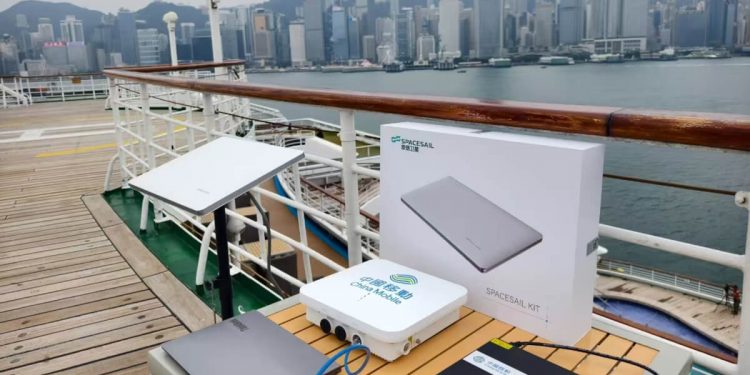 Un conjunto de terminales receptores de China Mobile Hong Kong colocados en la cubierta del barco se conectan con los satélites Spacesail durante la primera prueba de aplicación de Spacesail Constellation.