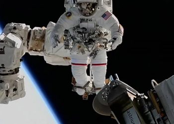 Suni Williams está conectada a la punta del brazo robótico Canadarm2