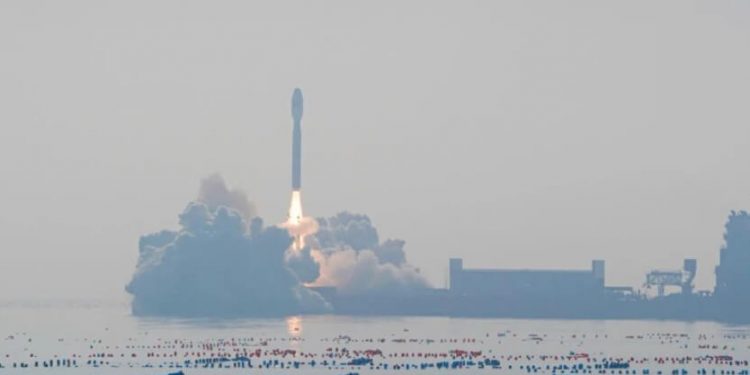 Un cohete Smart Dragon-3 chino lanzó 10 satélites desde el mar