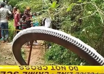 Un fragmento de cohete impacta en una aldea de Kenia. Foto: DWAfrica