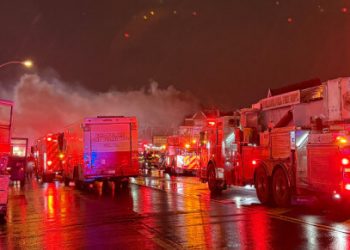 Al menos, siete personas murieron al estrellarse un Learjet 55 ambulancia en Filadelfia