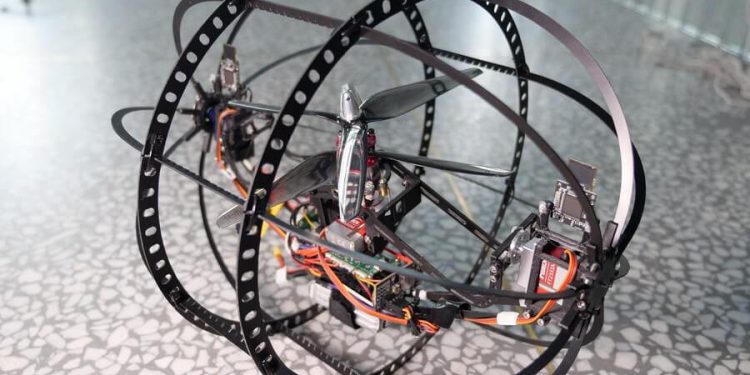 Científicos chinos presentan un prototipo de robot aéreo y de superficie para exploración de Marte. Foto: Xinhua