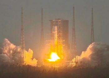 El cohete chino Gran Marcha-8A completó su vuelo inaugural llevando al espacio un grupo de satélites