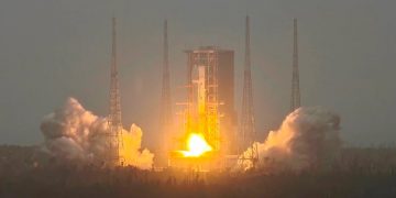 El cohete chino Gran Marcha-8A completó su vuelo inaugural llevando al espacio un grupo de satélites