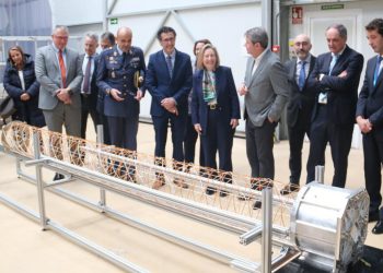 El secretario de Estado José Antonio Santano y autoridades ante el modelo de ingeniería de la antena del satélite de Startical