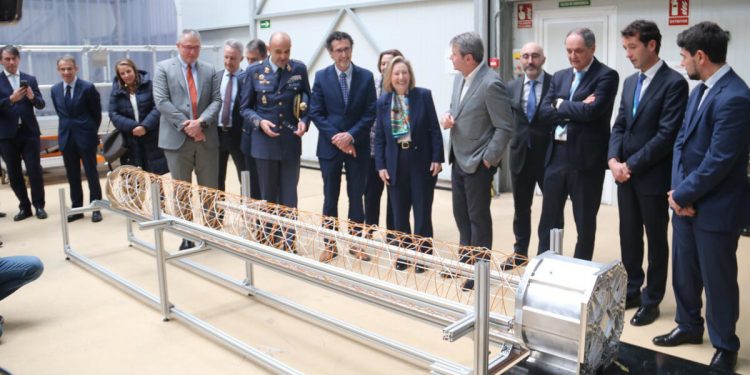 El secretario de Estado José Antonio Santano y autoridades ante el modelo de ingeniería de la antena del satélite de Startical