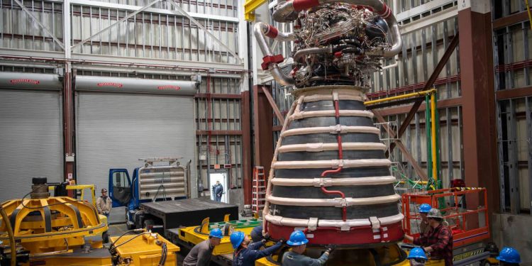 Instalado el nuevo motor de producción RS-25 para futuras misiones Artemisa