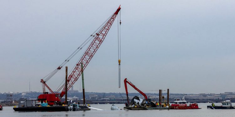 La NTSB recupera restos clave del CRJ700 y el Black Hawk que colisionaron en vuelo
