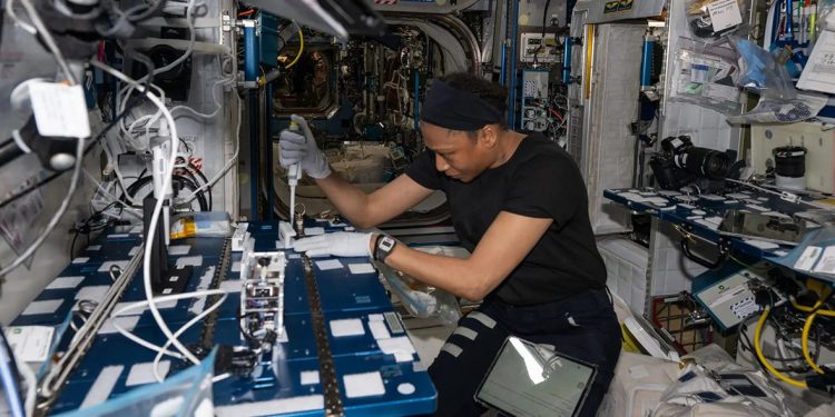 La Nasa lleva a cabo en la ISS el experimento GEARS para detectar las bacterias resistentes a los antibióticos
