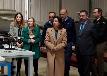 La ministra de Defensa, Margarita Robles, durante su visita al INTA.