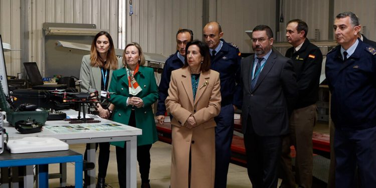 La ministra de Defensa, Margarita Robles, durante su visita al INTA.