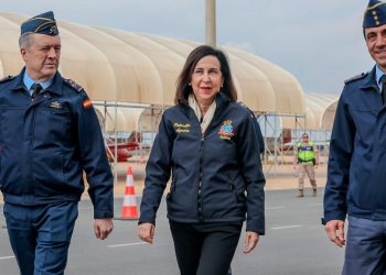 La ministra de Defensa, Margarita Robles, en su visita a la Patrulla Águila.