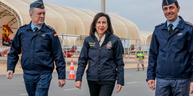 La ministra de Defensa, Margarita Robles, en su visita a la Patrulla Águila.