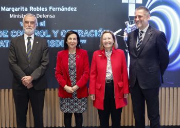 Margarita Robles visitó el Centro de Control de Satélites de Hisdesat