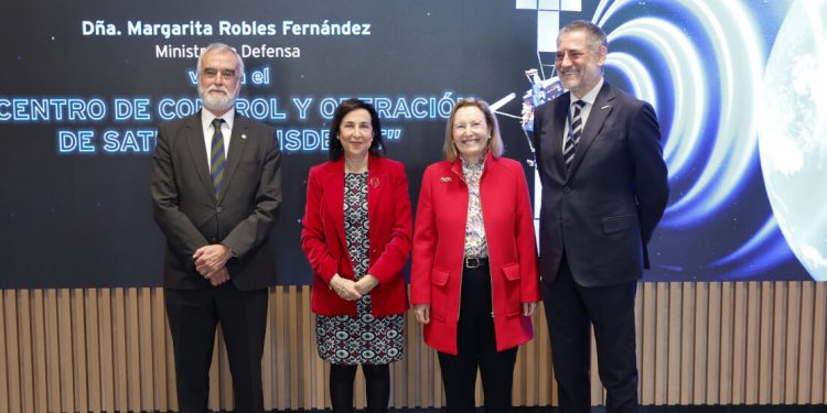 Margarita Robles visitó el Centro de Control de Satélites de Hisdesat