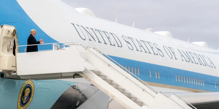 Trump visitó un avión Boeing en Palma Beach