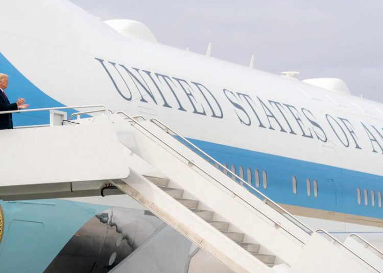 Trump visitó un avión Boeing en Palma Beach