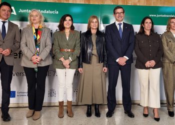 Los consejeros de Empleo e Industria, Rocío Blanco y Jorge Paradela, en la presentación del proyecto de rehabilitación para adecuar el Centro de FP para el Empleo San Juan de Dios de Jerez de la Frontera como centro de Referencia Aeroespacial.