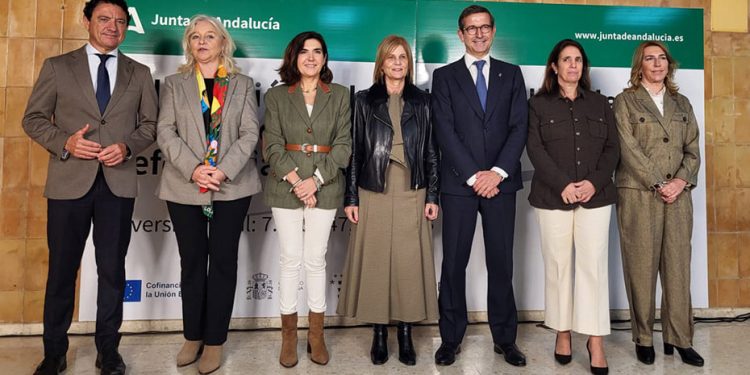 Los consejeros de Empleo e Industria, Rocío Blanco y Jorge Paradela, en la presentación del proyecto de rehabilitación para adecuar el Centro de FP para el Empleo San Juan de Dios de Jerez de la Frontera como centro de Referencia Aeroespacial.