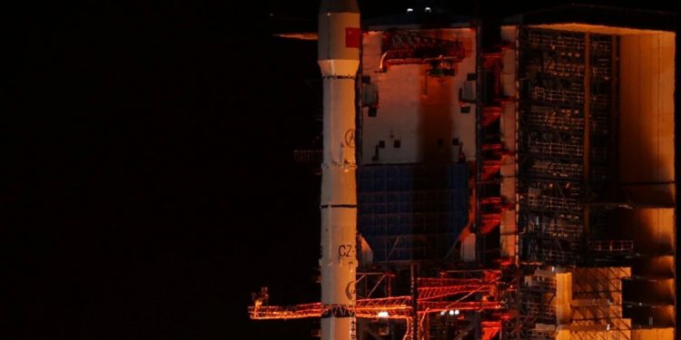 China lanza un satélite de pruebas de tecnologías de comunicación