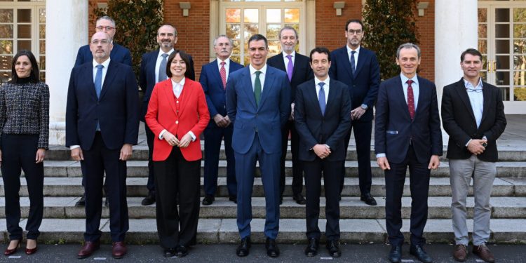El presidente Sánchez recibió a empresas de los sectores aeroespacial, telecomunicaciones, seguridad y defensa