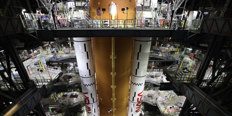 La Nasa completó la integración de la etapa central del Artemisa II en el Centro Espacial Kennedy. Fuente: Nasa/Frank Michaux
