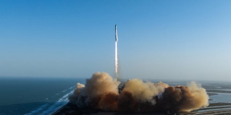 La nave Starship de SpaceX volvió a explotar tras el lanzamiento del octavo vuelo