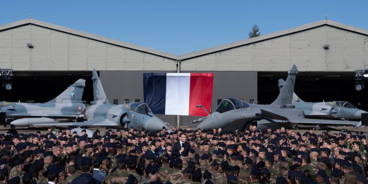 Macron anuncia que aumentará y acelerará los pedidos de aviones Rafale